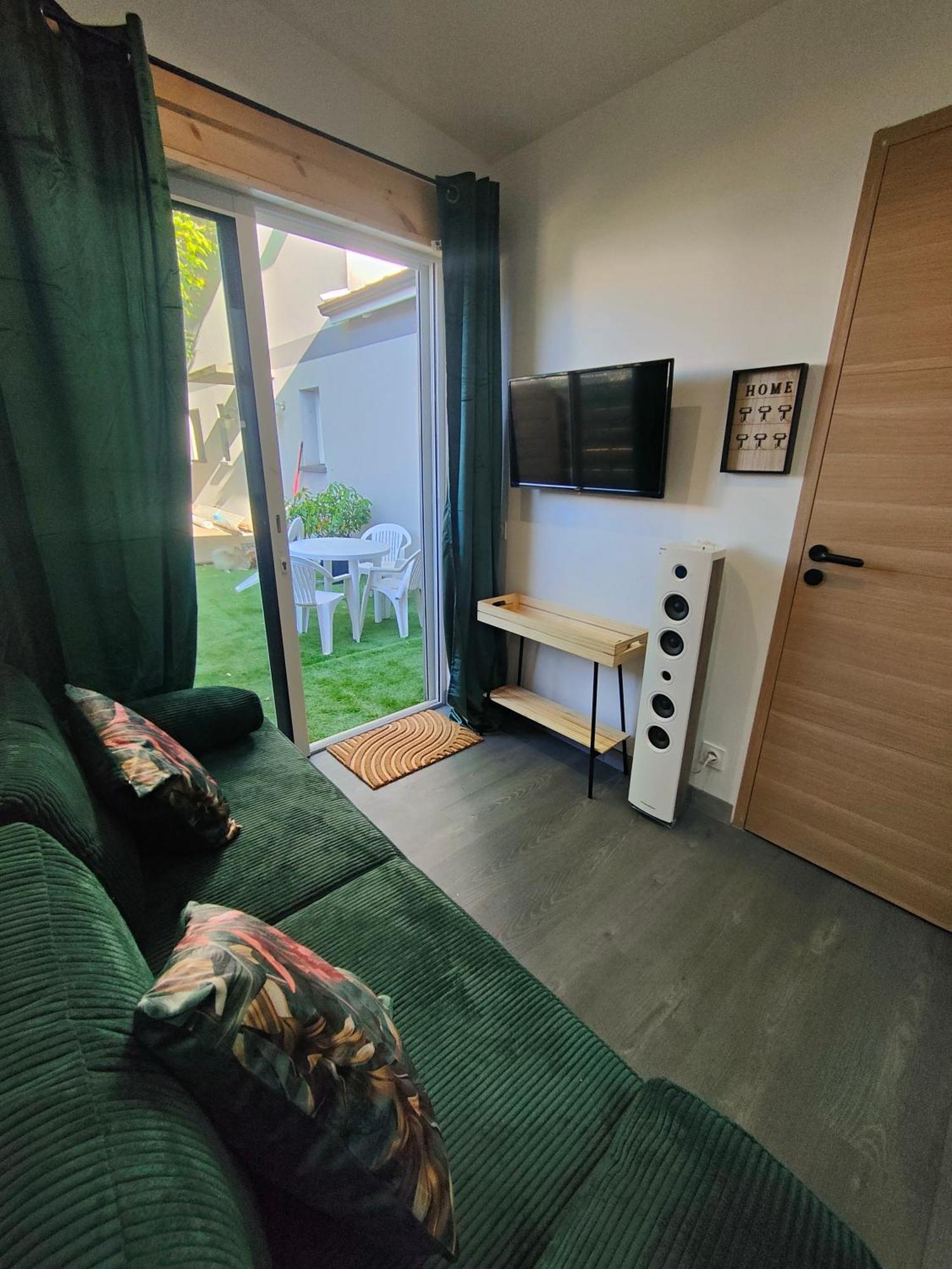فيلا Tiny House Avec Jardin Et Acces Piscine Chauffee سان ميدارد-أون-جال المظهر الخارجي الصورة